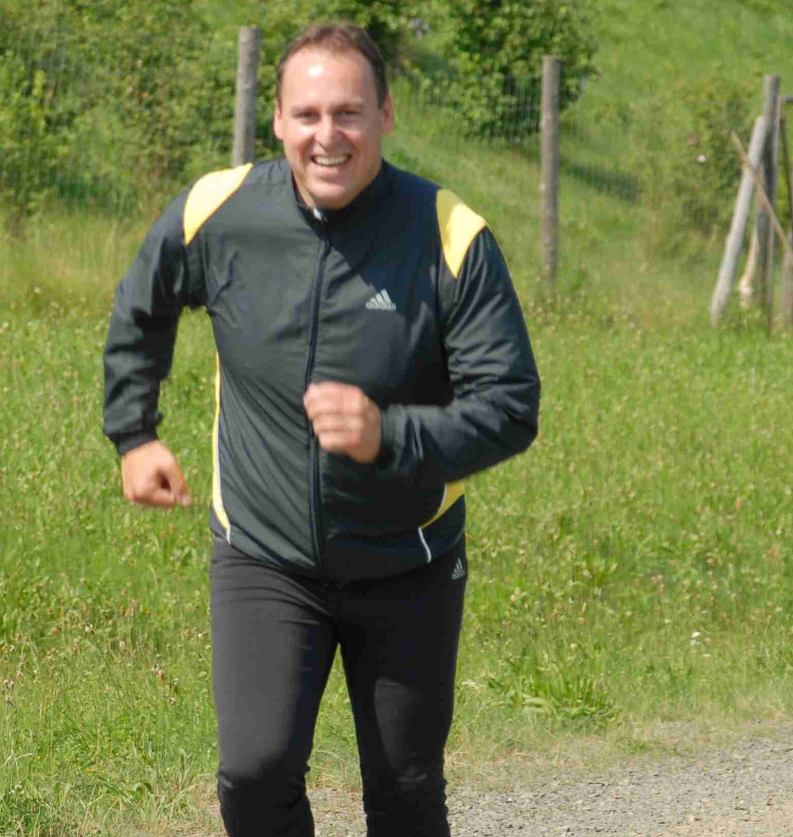 Jogging durch die Felder nahe dem Güterverkehrszentrum